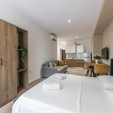 Vibrant - Fully Furnished Modern In City Center Apartment *