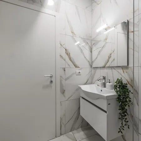 Vibrant - Fully Furnished Modern In City Center Durres