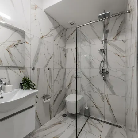Vibrant - Fully Furnished Modern In City Center Apartment *