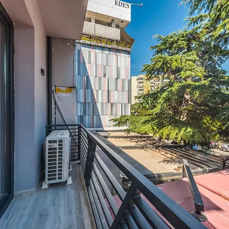 Vibrant - Fully Furnished Modern In City Center Apartment